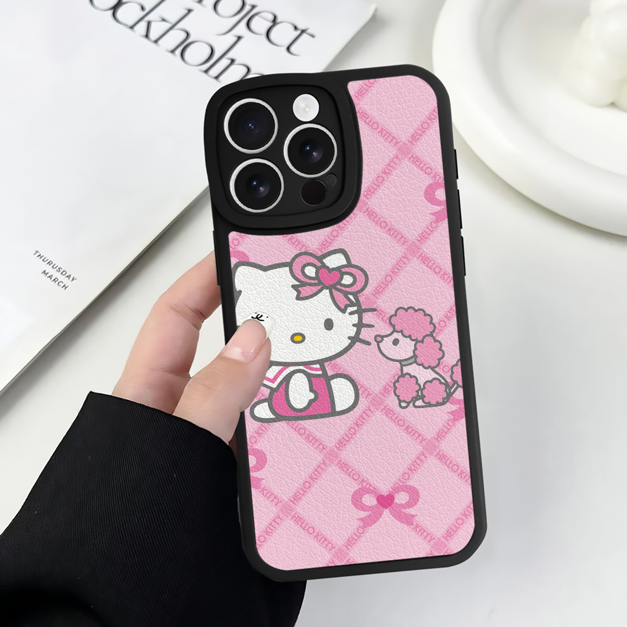 （画像用） Hello Kitty ハローキティ 【iPhone 16シリーズ対応】シリコンスマホケース（レザー調） 材質：シリコン